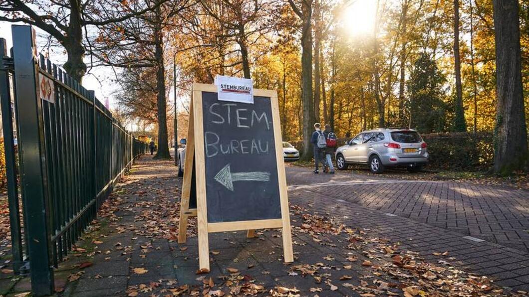 bord bij stemlokaal