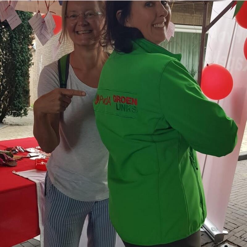 Joan en Anita op Kapelse dag