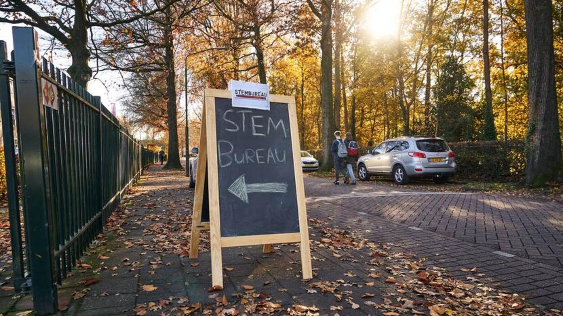 bord bij stemlokaal